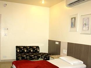 Hotel Excel Executive Amravati Exteriör bild