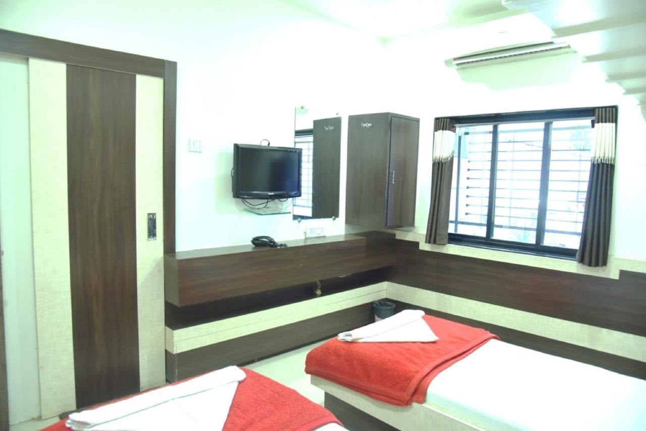 Hotel Excel Executive Amravati Exteriör bild