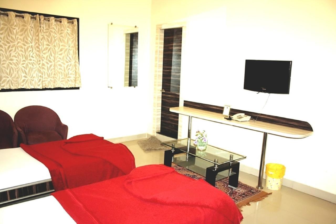 Hotel Excel Executive Amravati Exteriör bild