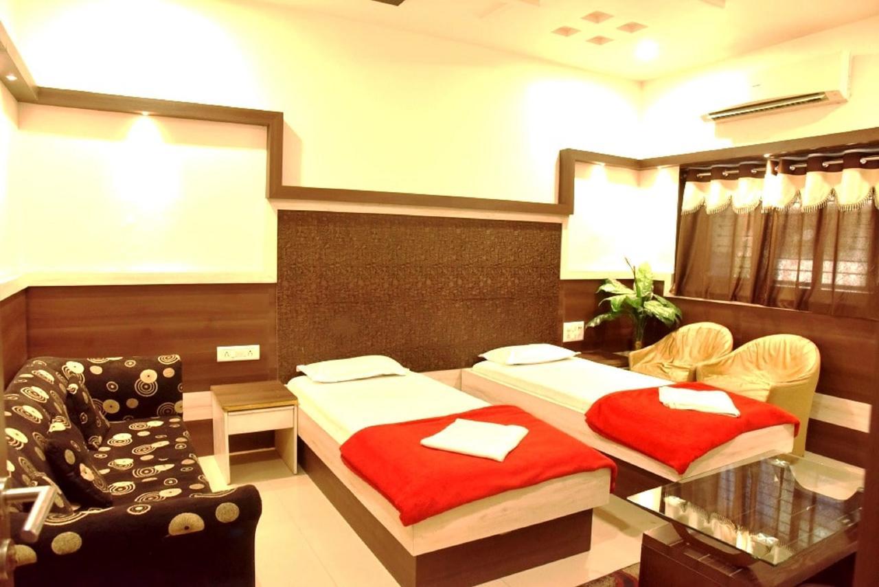 Hotel Excel Executive Amravati Exteriör bild