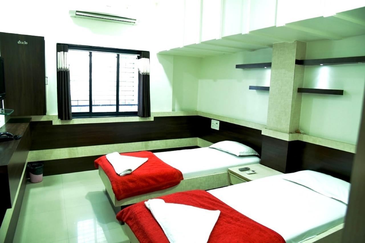 Hotel Excel Executive Amravati Exteriör bild