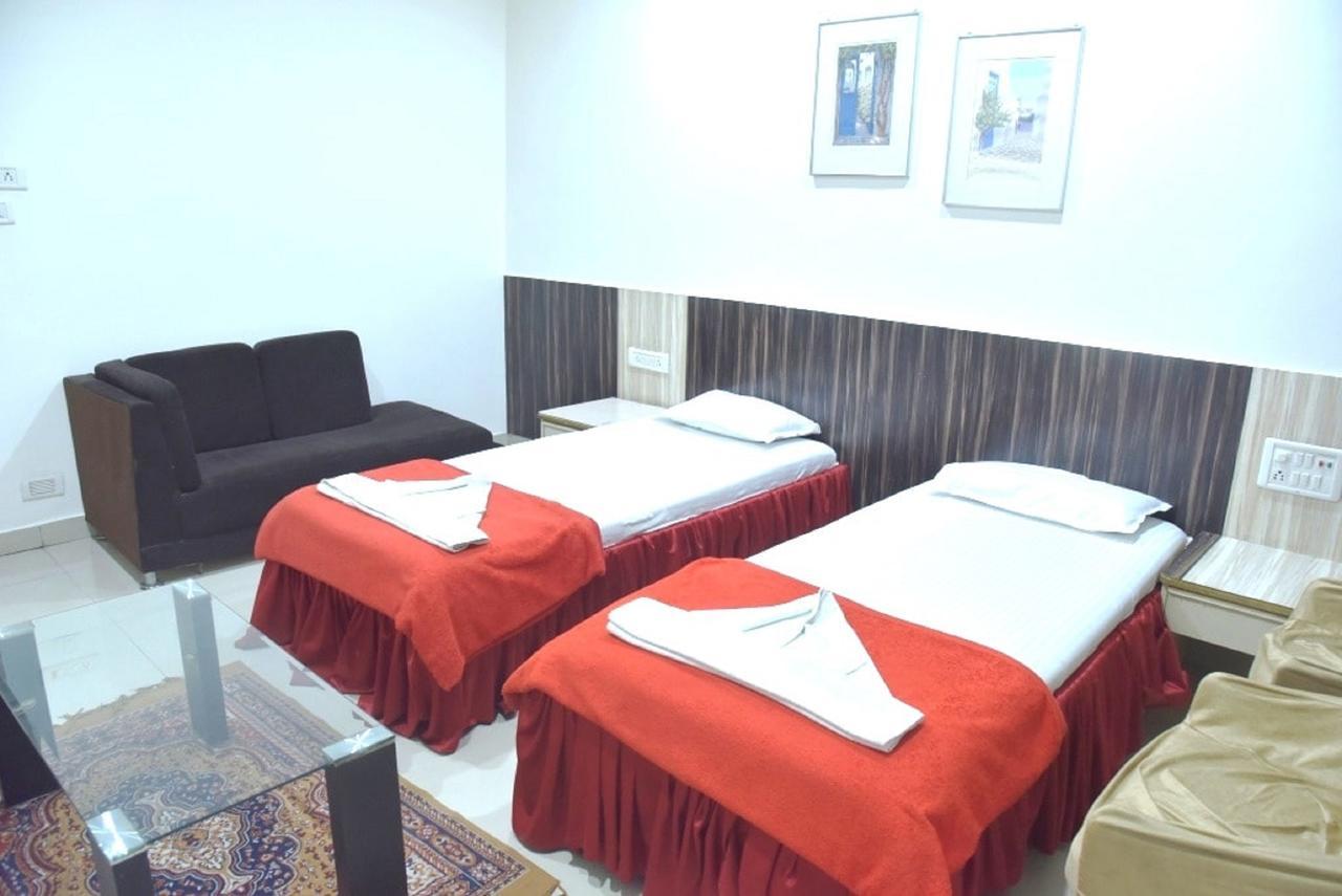 Hotel Excel Executive Amravati Exteriör bild