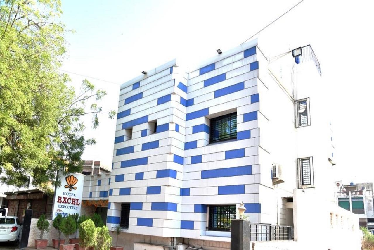 Hotel Excel Executive Amravati Exteriör bild